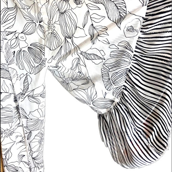 ❤️SOLD❤️NWOT- Modern Bell Sleeve Open Front kimono - Picture 5 of 11